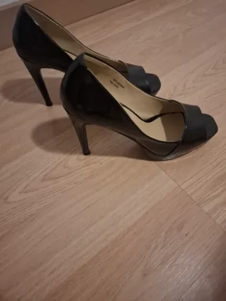 Zapatos de tacón negros peep toe