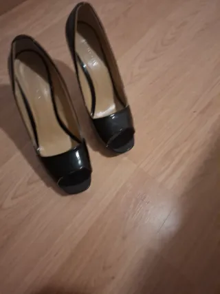 Zapatos de tacón negros peep toe