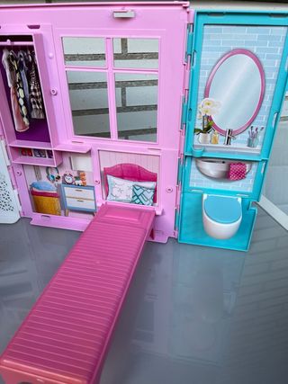 Casa delle bambole Barbie in rosa con dettagli esterni