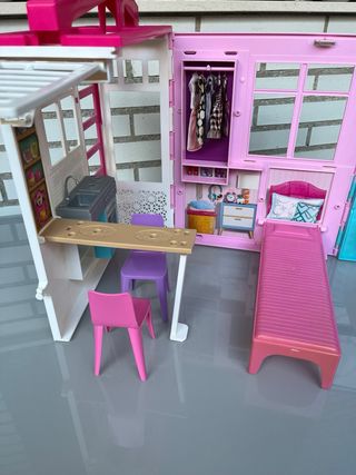 Casa delle bambole Barbie in rosa con dettagli esterni