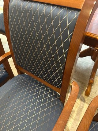 Mesa redonda de madera con 6 sillas