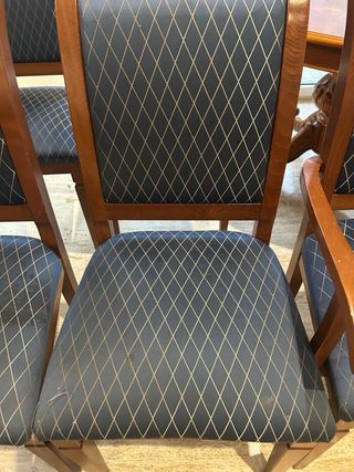 Mesa redonda de madera con 6 sillas