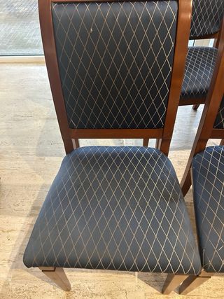 Mesa redonda de madera con 6 sillas