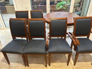 Mesa redonda de madera con 6 sillas