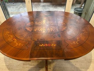 Mesa redonda de madera con 6 sillas