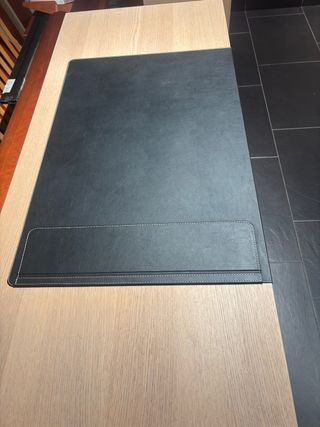 Protector de escritorio negro