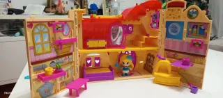 Casa de muñecas con figuras