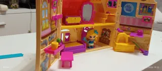 Casa de muñecas con figuras