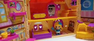 Casa de muñecas con figuras