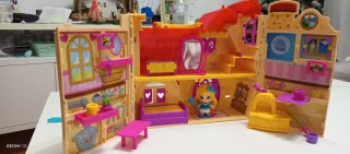 Casa de muñecas con figuras