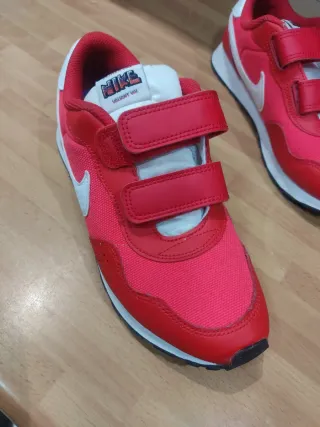 Zapatillas Nike Velcro Rojas y Blancas