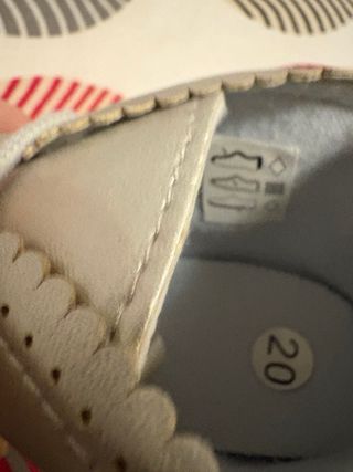 Botitas bebé plateadas con flor talla 20