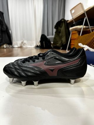 Zapatos de fútbol Mizuno negros y rosas