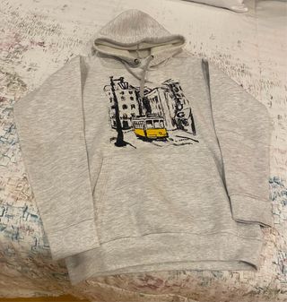 Sudadera gris con estampado de tranvía