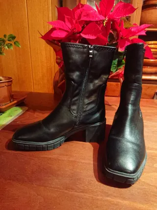 Botines de piel negros talla 38 sin estrenar.