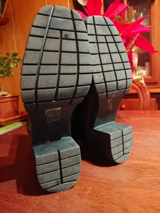 Botines de piel negros talla 38 sin estrenar.