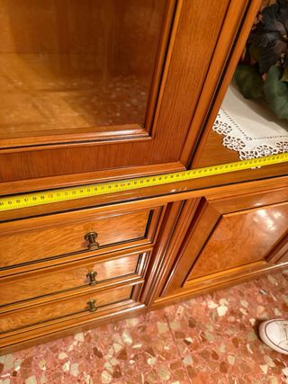 Mueble de comedor con vitrinas de madera