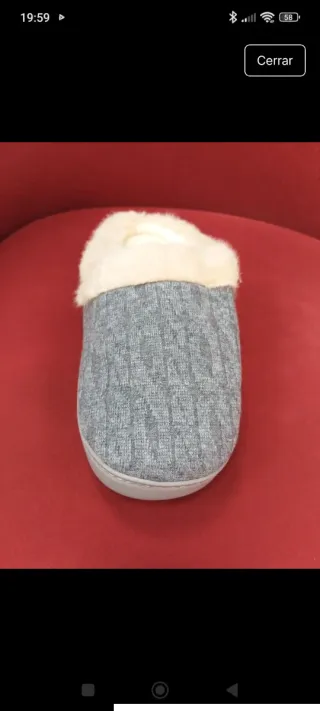 Zapatillas de casa grises y blancas
