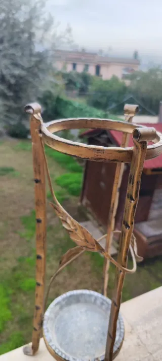 Portaombrelli brutalista in ferro battuto