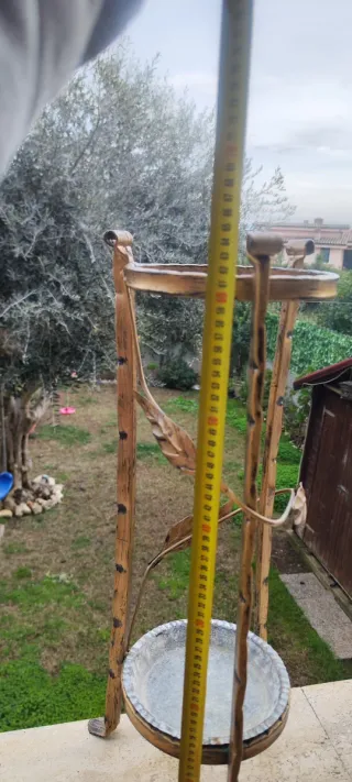 Portaombrelli brutalista in ferro battuto