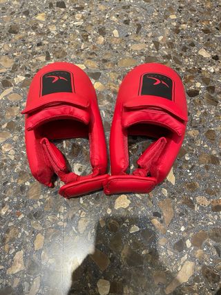 Kit Karate Guantes y Petos Rojos