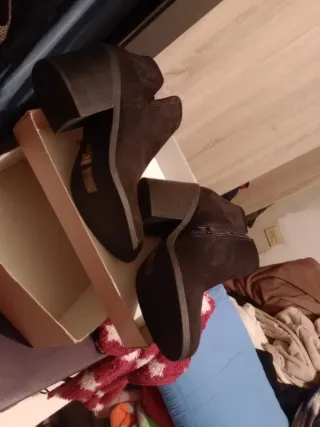 Botín ante tacón ancho negro