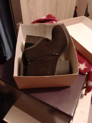 Botín ante tacón ancho negro