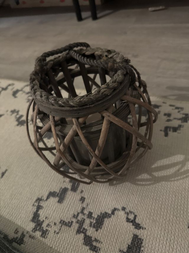 Portavelas decorativo de mimbre y madera