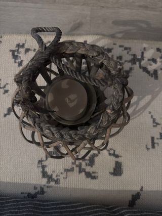 Portavelas decorativo de mimbre y madera