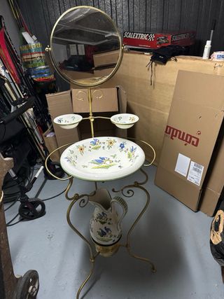 Lavabo antiguo de cerámica y metal