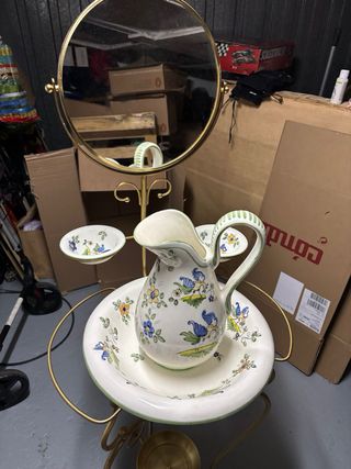 Lavabo antiguo de cerámica y metal