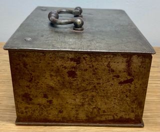 Caja caudales antigua pequeña