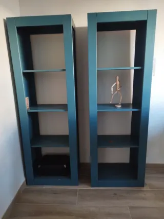 Estanterías de madera azules