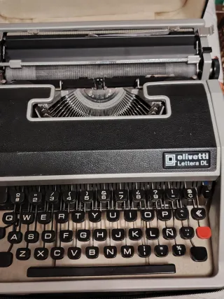 Máquina de escribir Olivetti Lettera DL