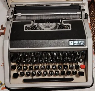 Máquina de escribir Olivetti Lettera DL