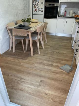 Instalación Tarima Flotante y vinilica rodapies