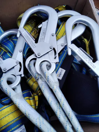 Mosquetones y disipador anticaídas Irudek