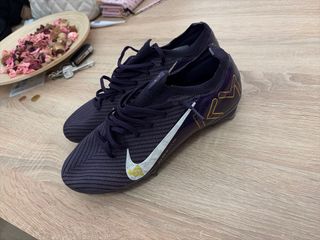Zapatillas de fútbol Nike moradas y doradas