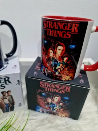 2 Canecas Stranger Things