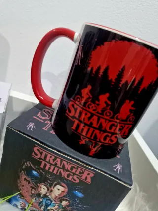 2 Canecas Stranger Things