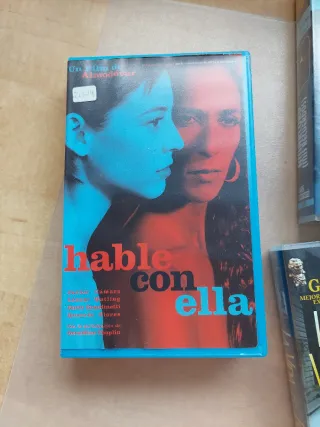 4 Películas VHS: Simios, Amarcord, Vida bella, hab