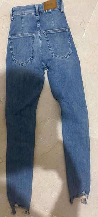 Pantalón vaquero desgastado mujer