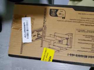 Soporte pared TV sin abrir.