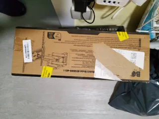 Soporte pared TV sin abrir.