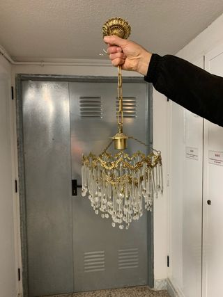 Lámpara colgante dorada con cristales