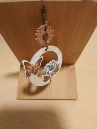 Pendientes largos mariposa y flor ,de madera