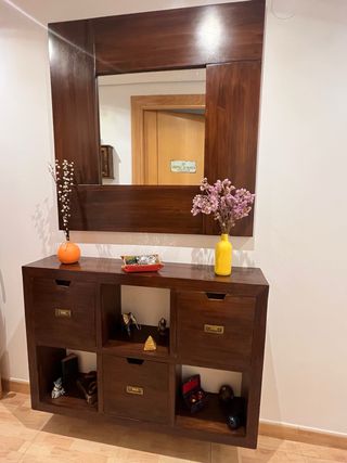 Aparador y espejo de madera
