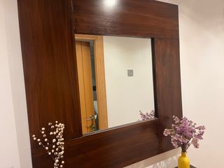 Aparador y espejo de madera