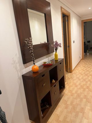 Aparador y espejo de madera