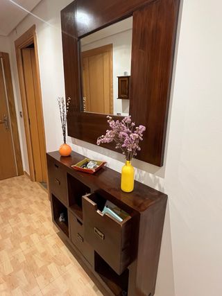 Aparador y espejo de madera